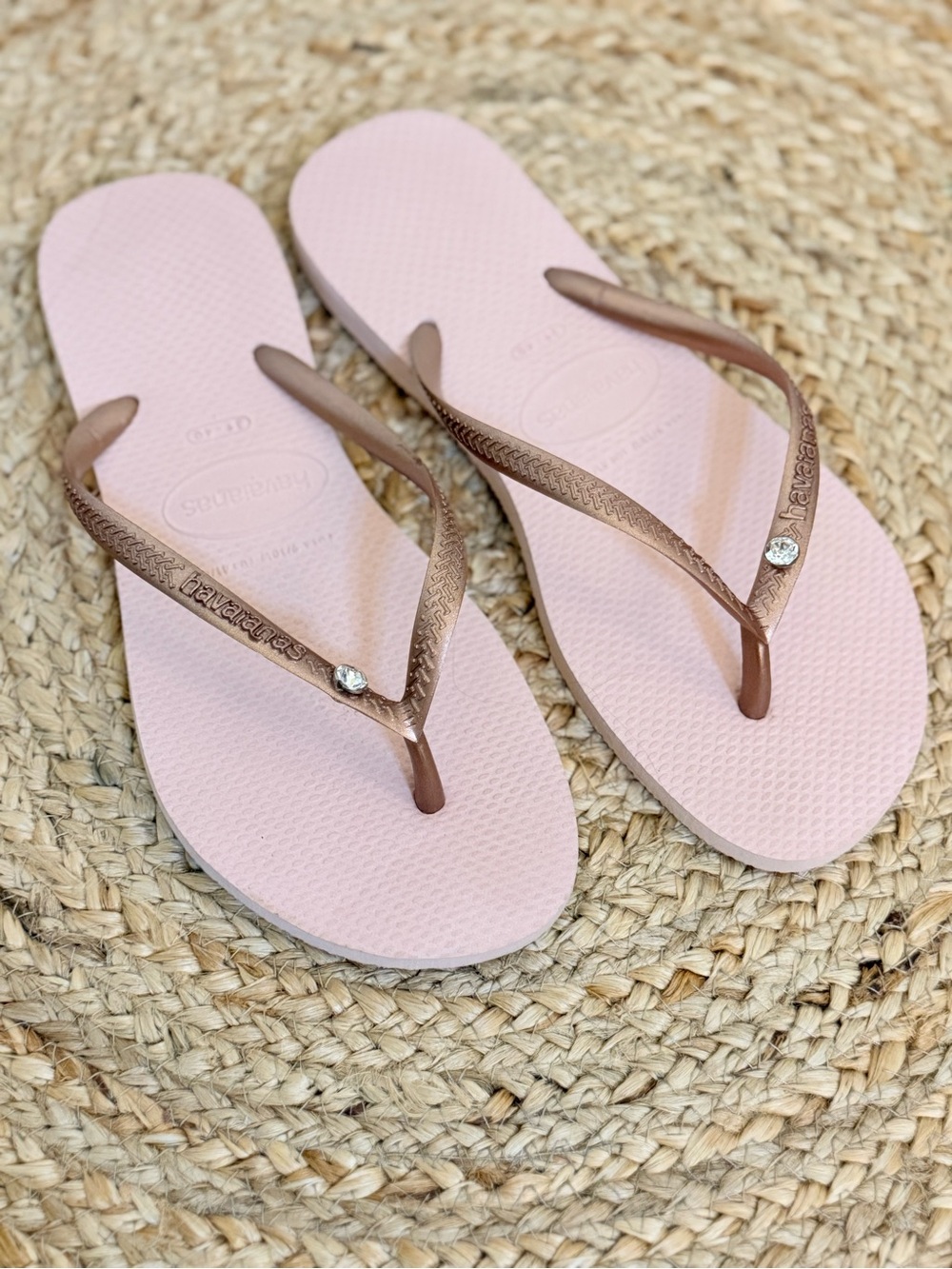 🌾 Havaianas Pink Flip Flops with Rose Gold Straps and Crystal Accent